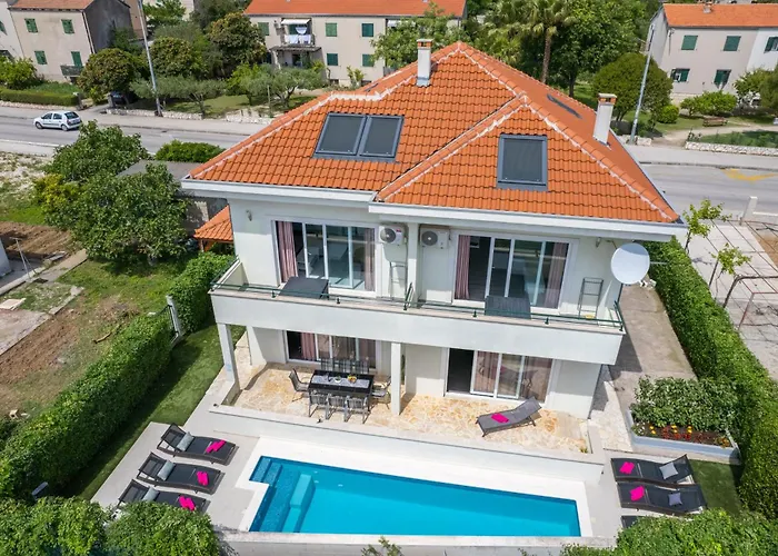 Villa Barbara-Kastela With Heated Pool