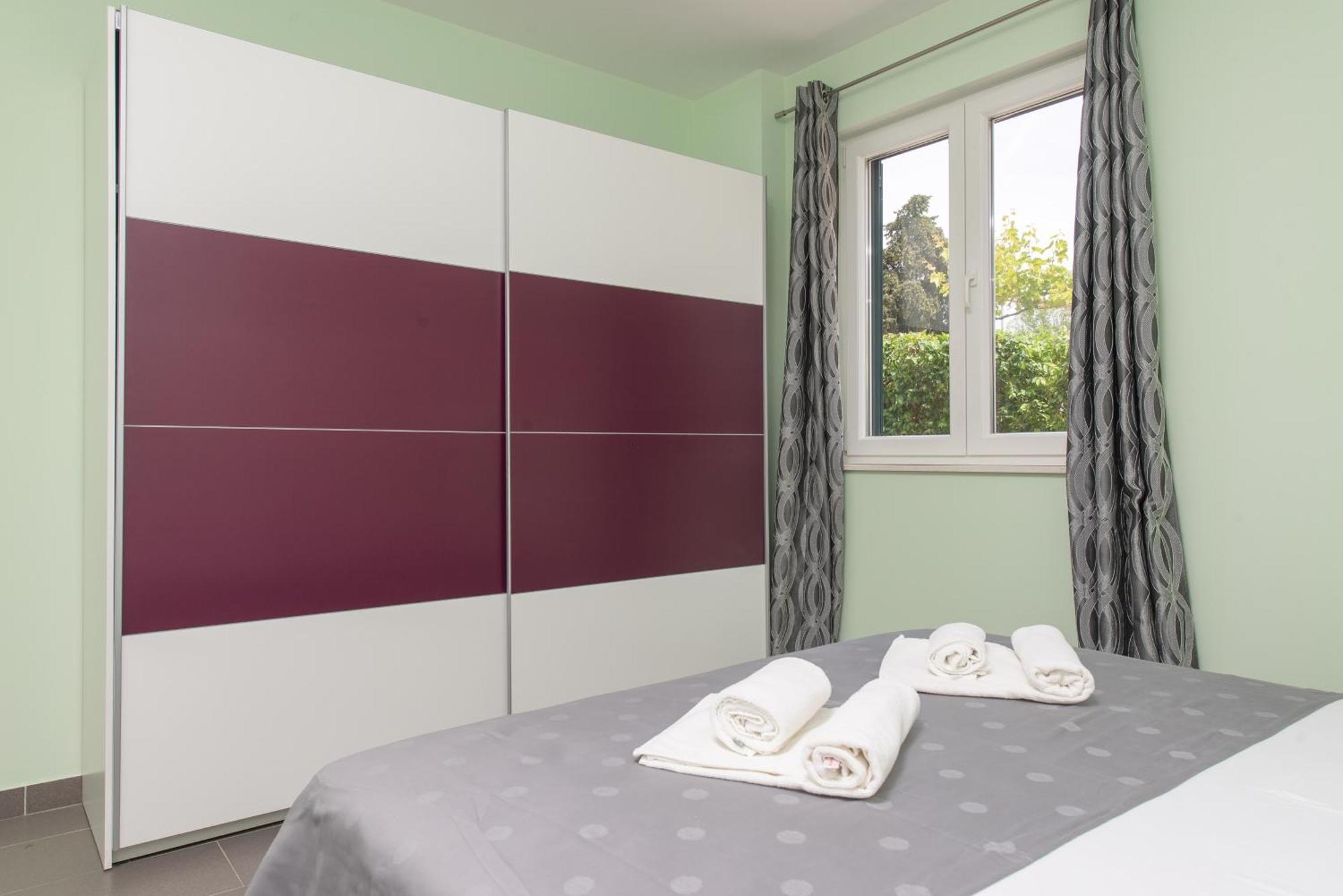 Barbara-kastela With Heated Pool Apartment